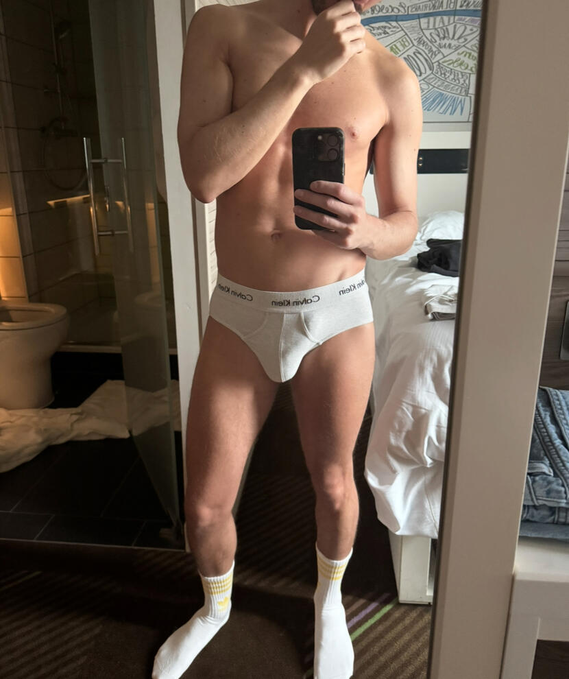 Jeune homme exib se montre nu pour homme voyeur - Petite annonce - Paris